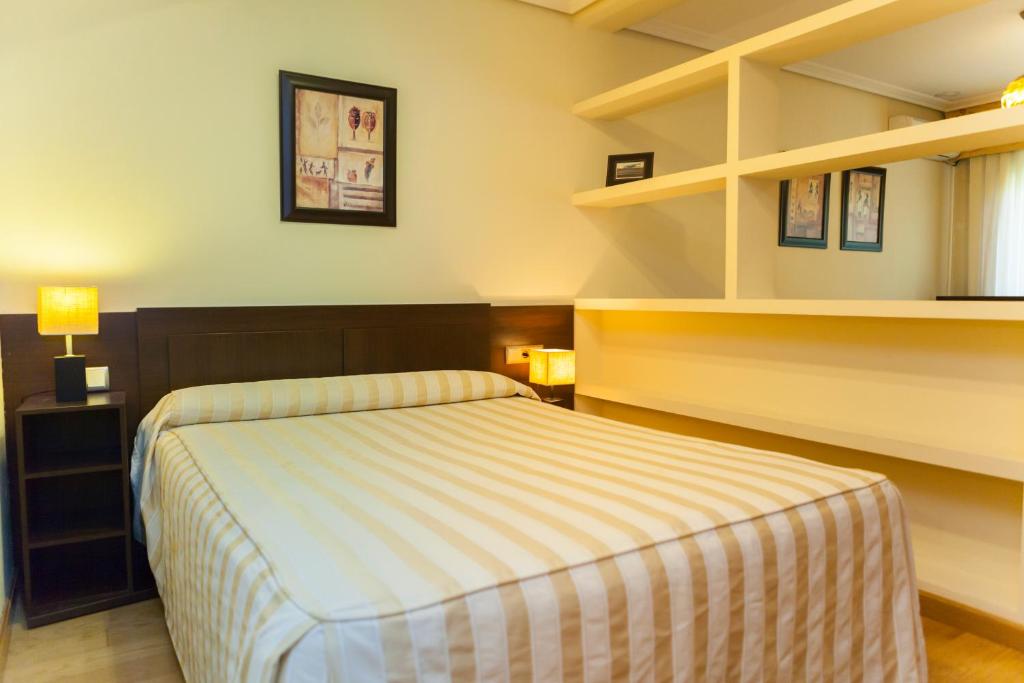 A bed or beds in a room at Apartamentos Tres Luces