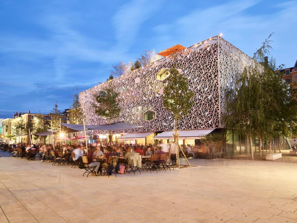 Nespecifikovaný výhled na hory nebo výhled na hory při pohledu z hotelu