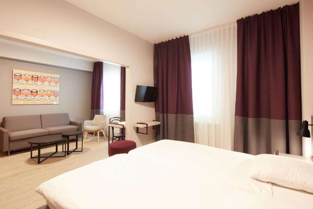 TV a/nebo společenská místnost v ubytování Hôtel Crystal