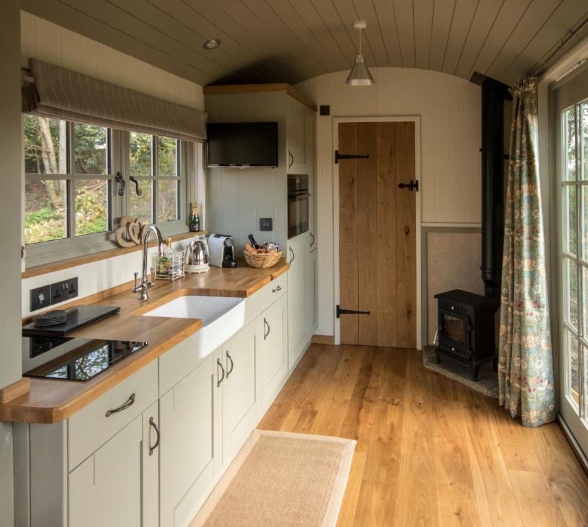 Kuchyň nebo kuchyňský kout v ubytování Luxury Shepherds Hut