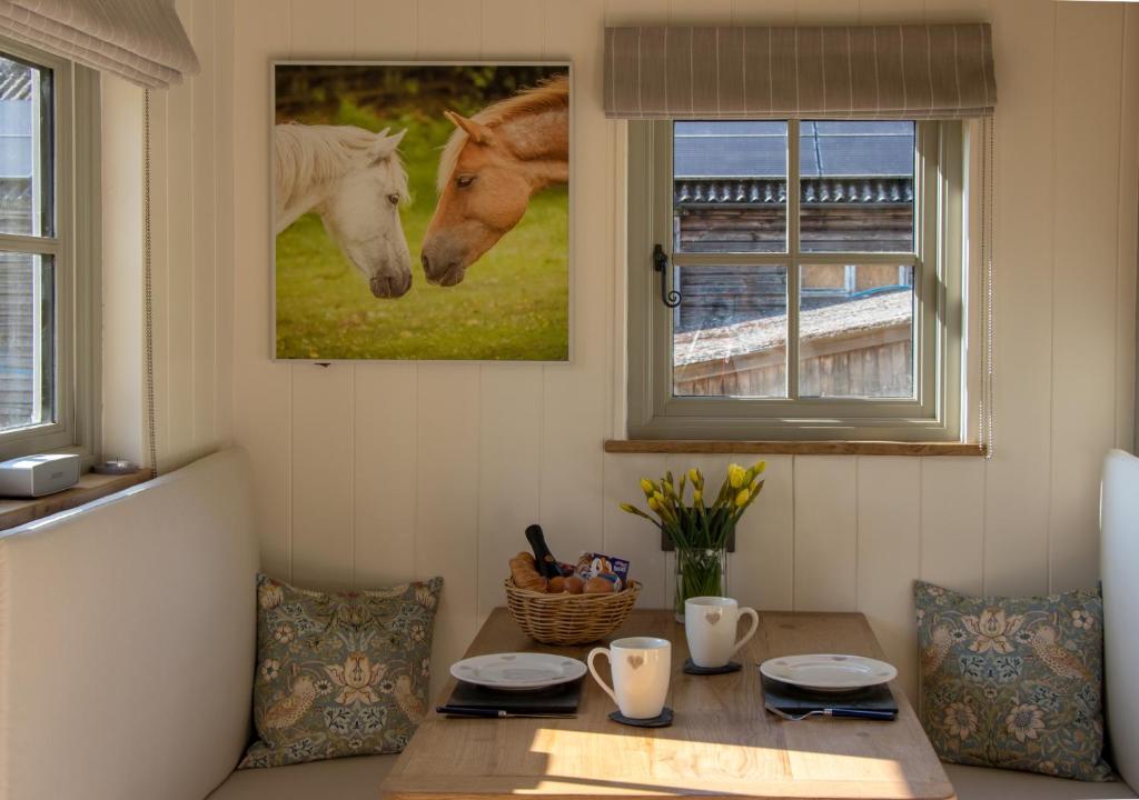 Posezení v ubytování Luxury Shepherds Hut