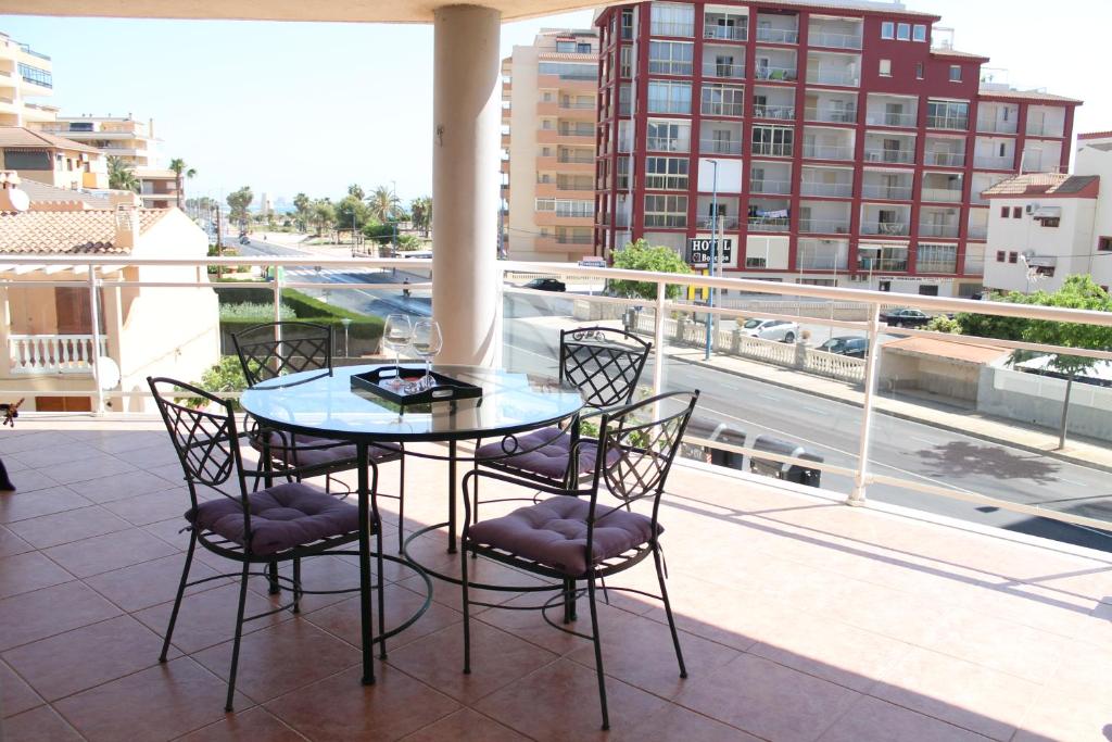 d'une table et de chaises sur un balcon avec vue. dans l'établissement Argenta, à Peñíscola