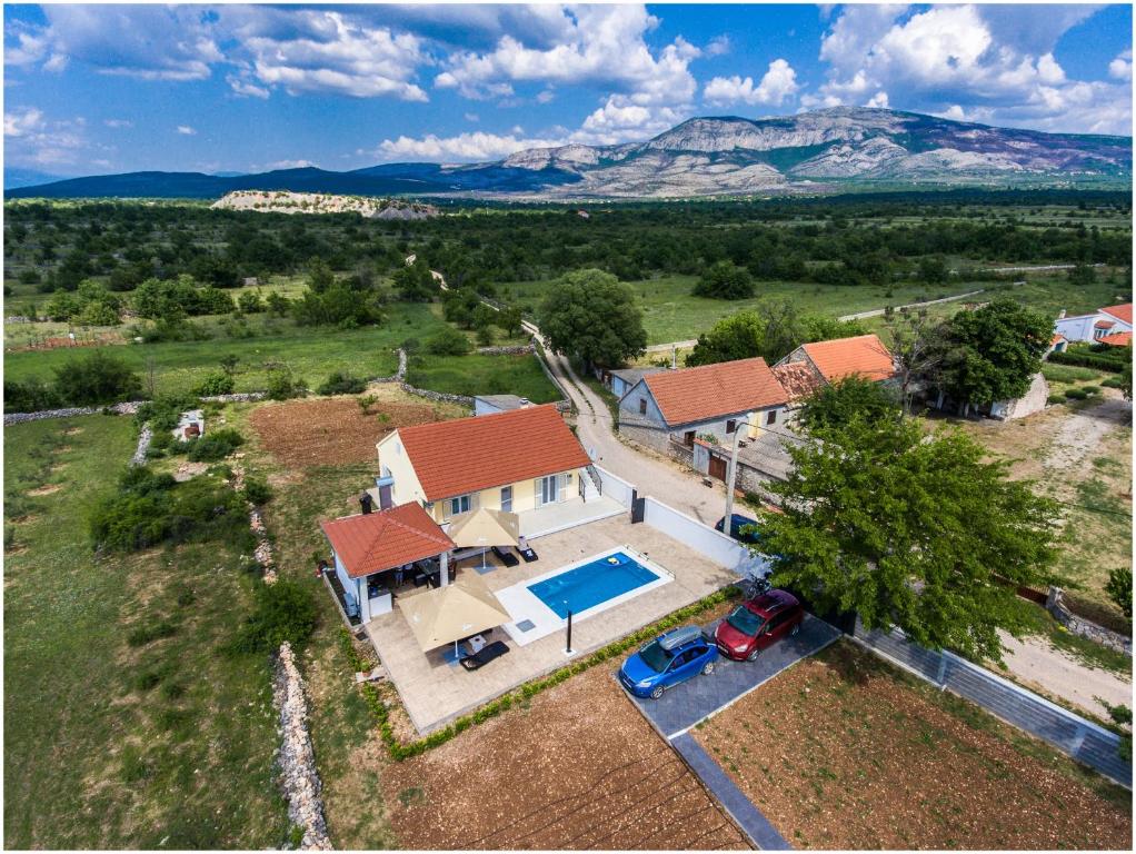 vista aerea di una casa con piscina di House Mellifera a Razvođe