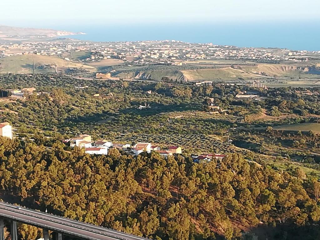 una vista aérea de una ciudad con árboles en B&B La Casa Di El, en Agrigento