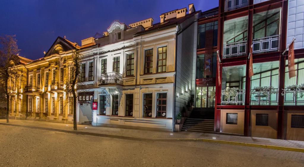 un bâtiment situé sur le côté d'une rue la nuit dans l'établissement Šaulys, à Šiauliai