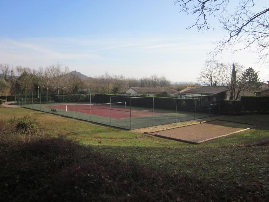 Tenis a/nebo squash v ubytování Le clos des Vignes nebo okolí