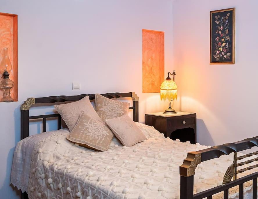 Postel nebo postele na pokoji v ubytování Samarian Cottage