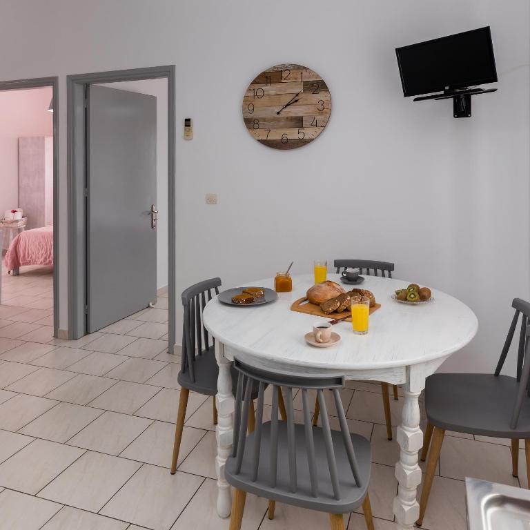 TV a/nebo společenská místnost v ubytování Letta's Apartments