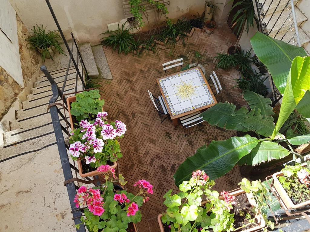 an aerial view of a patio with chairs and flowers at Appartamento Acquamarina in Trapani