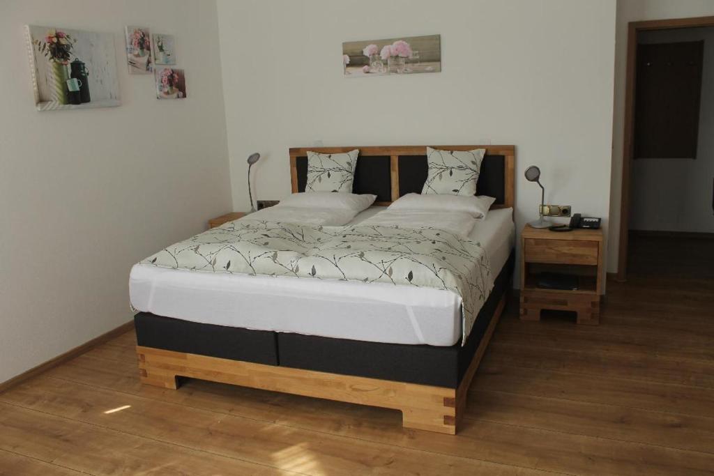 Postel nebo postele na pokoji v ubytování Hotel garni Vogelsang