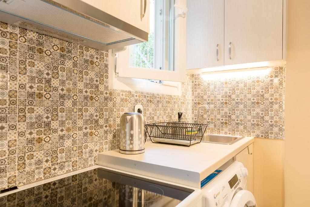 Kuchnia lub aneks kuchenny w obiekcie Grandma's Chic & Bright Athenian home with a Patio