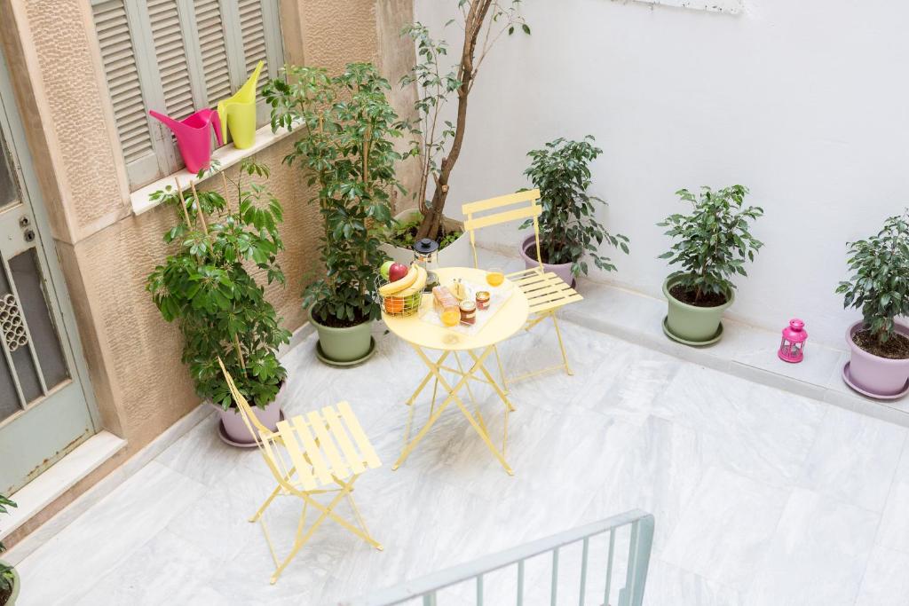 Zdjęcie z galerii obiektu Grandma's Chic & Bright Athenian home with a Patio w Atenach