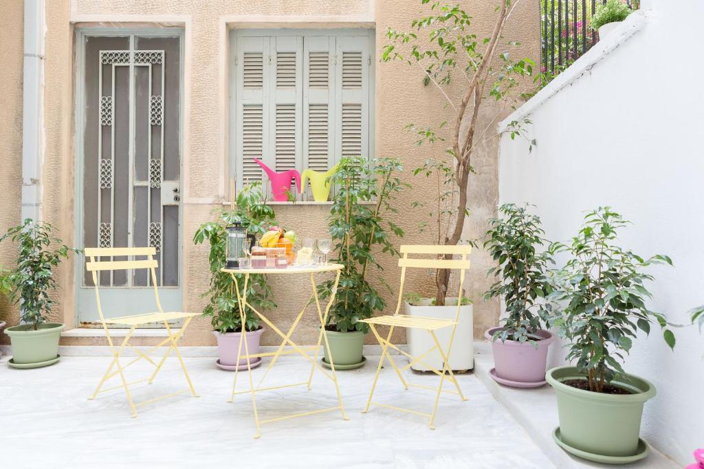 Ogród w obiekcie Grandma's Chic & Bright Athenian home with a Patio