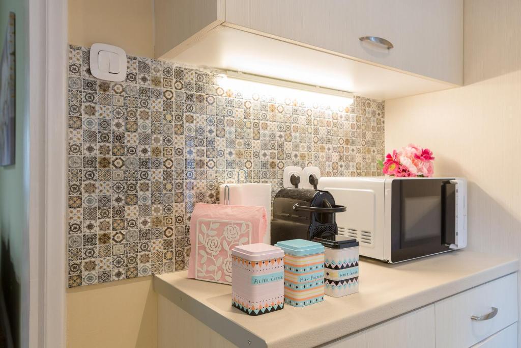 Kuchnia lub aneks kuchenny w obiekcie Grandma's Chic & Bright Athenian home with a Patio