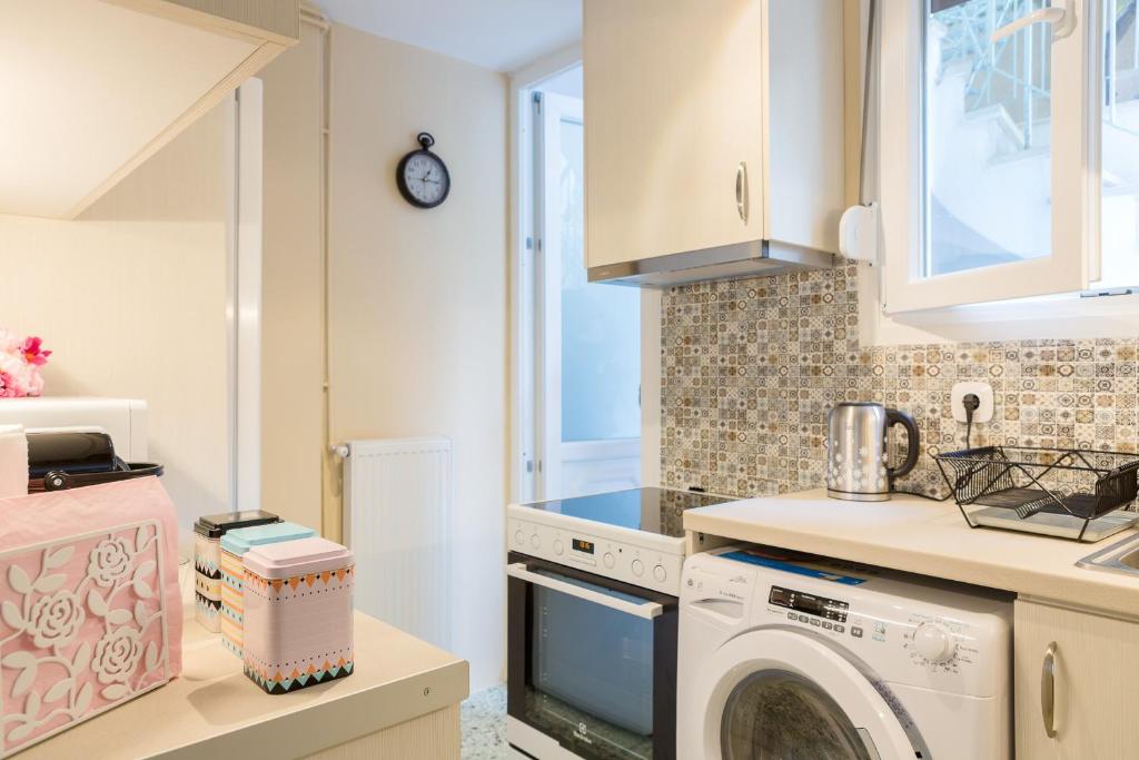 Kuchnia lub aneks kuchenny w obiekcie Grandma's Chic & Bright Athenian home with a Patio