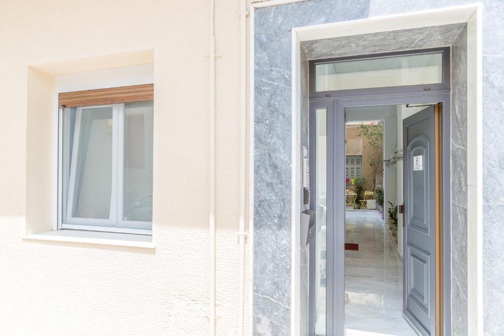 Zdjęcie z galerii obiektu Grandma's Chic & Bright Athenian home with a Patio w Atenach