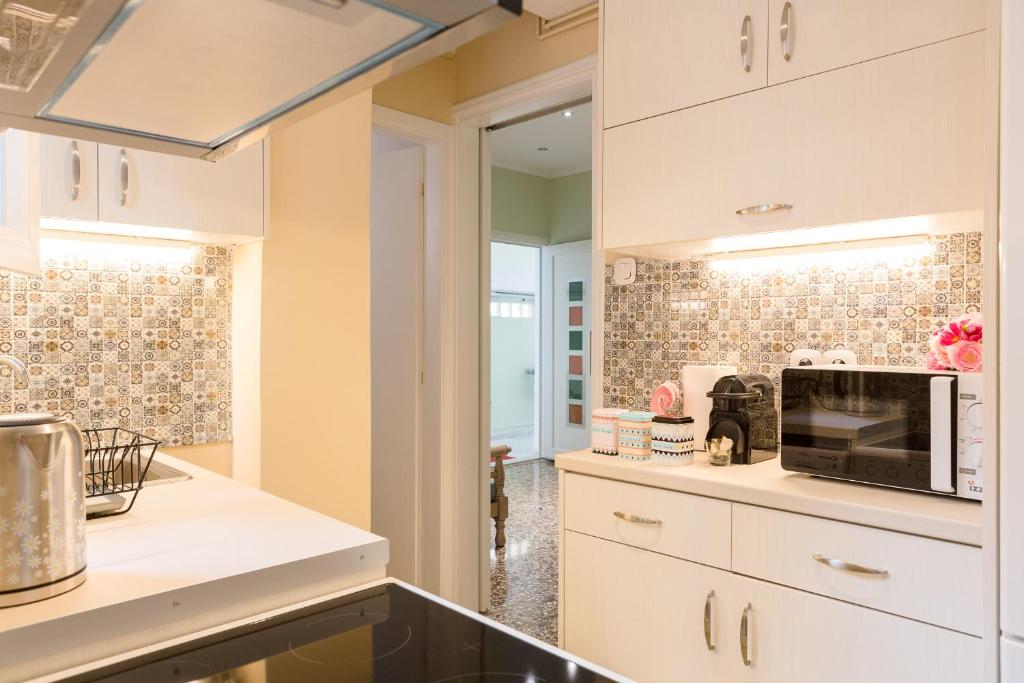 Kuchnia lub aneks kuchenny w obiekcie Grandma's Chic & Bright Athenian home with a Patio