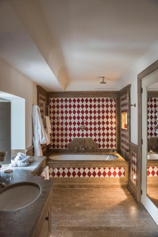 Postel nebo postele na pokoji v ubytování Borgo San Felice Resort
