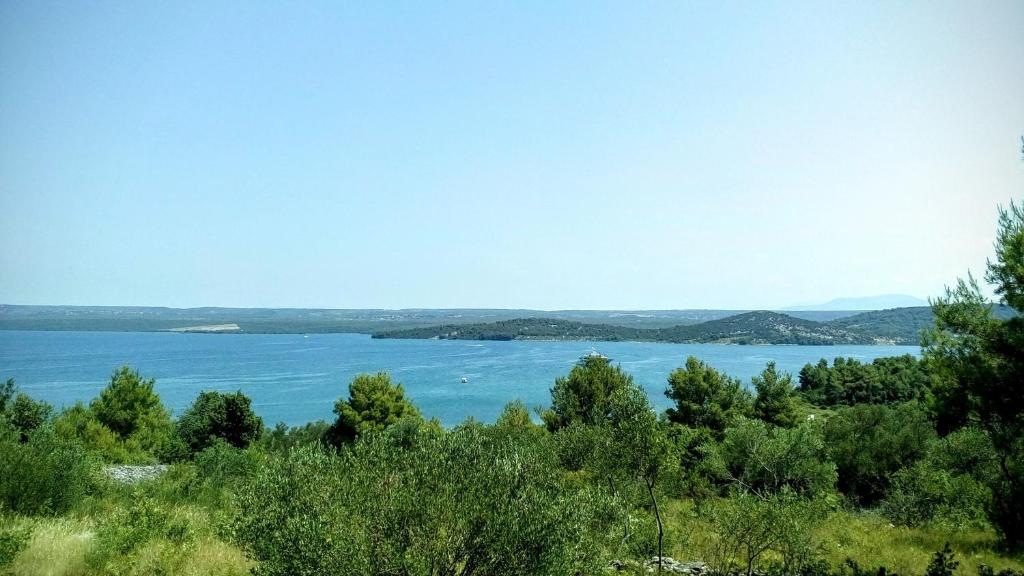 uma vista para uma grande massa de água em Arija em Bilice