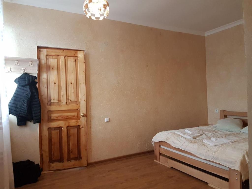 Postel nebo postele na pokoji v ubytování Kazbegian Host