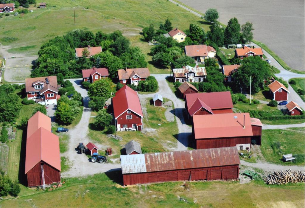 un modelo de un pequeño pueblo con techos rojos en Brunnsta Gård en Bålsta