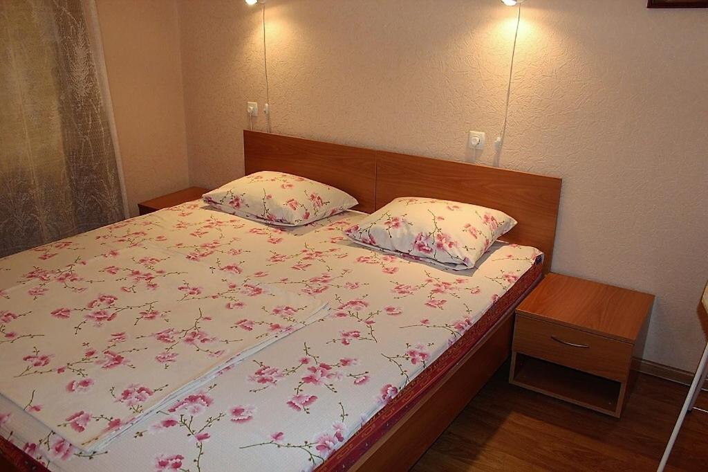 キーウにあるEkonom v Tsentre Kievaのベッドルーム1室(ピンクの花が咲くベッド1台付)