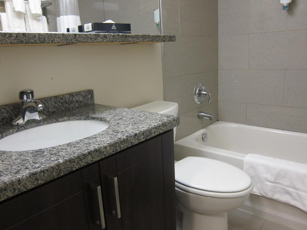 Koupelna v ubytování Canadas Best Value Inn Toronto