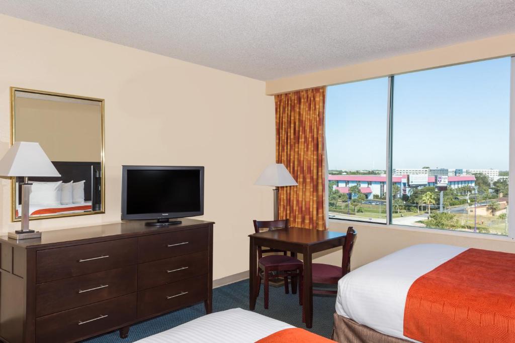 Ramada by Wyndham Kissimmee Gateway - Free Theme Park Shuttle - 豪华2大床塔房间