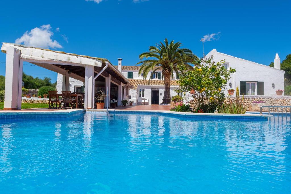 聖柳伊斯的住宿－阿格羅圖里斯莫比尼薩弗勒特維爾酒店，房屋前的游泳池