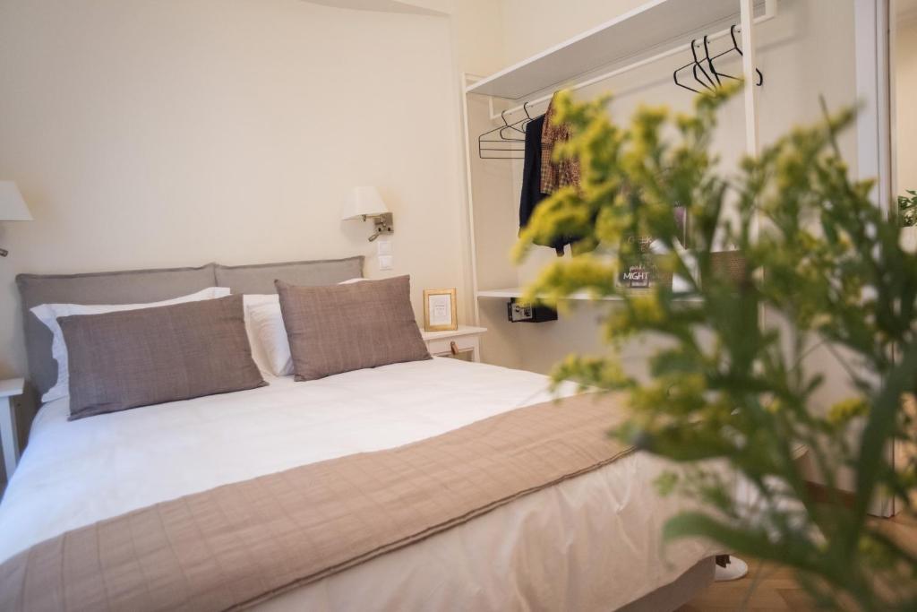 Living near Acropolis by Sylvia Staikou 2nd & 3d floor - 4