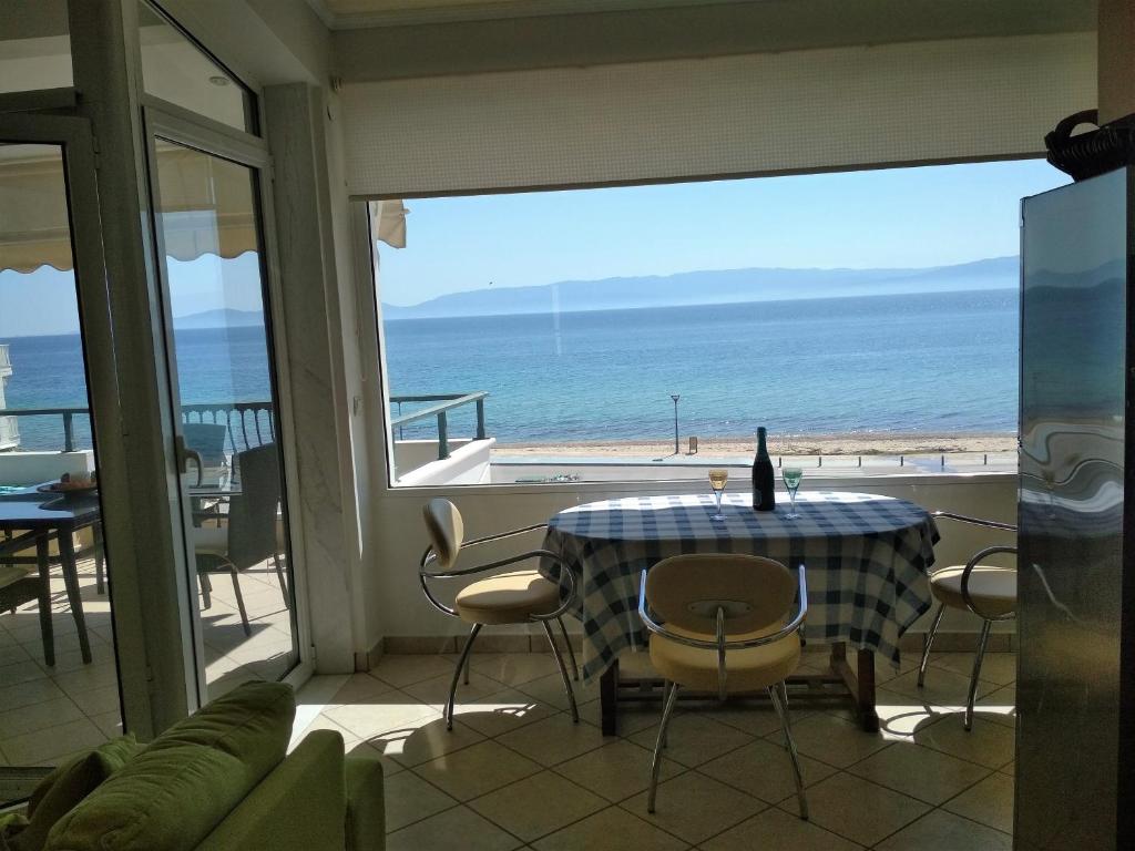 comedor con mesa y vistas al océano en Luxury Sea View, en Ofrinion