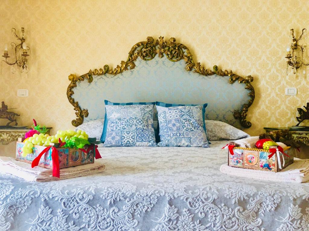 - un lit avec deux paniers de fruits dans l'établissement Dimora Umberto, à Catane