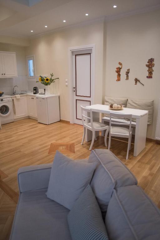 Living near Acropolis by Sylvia Staikou 2nd & 3d floor - 14