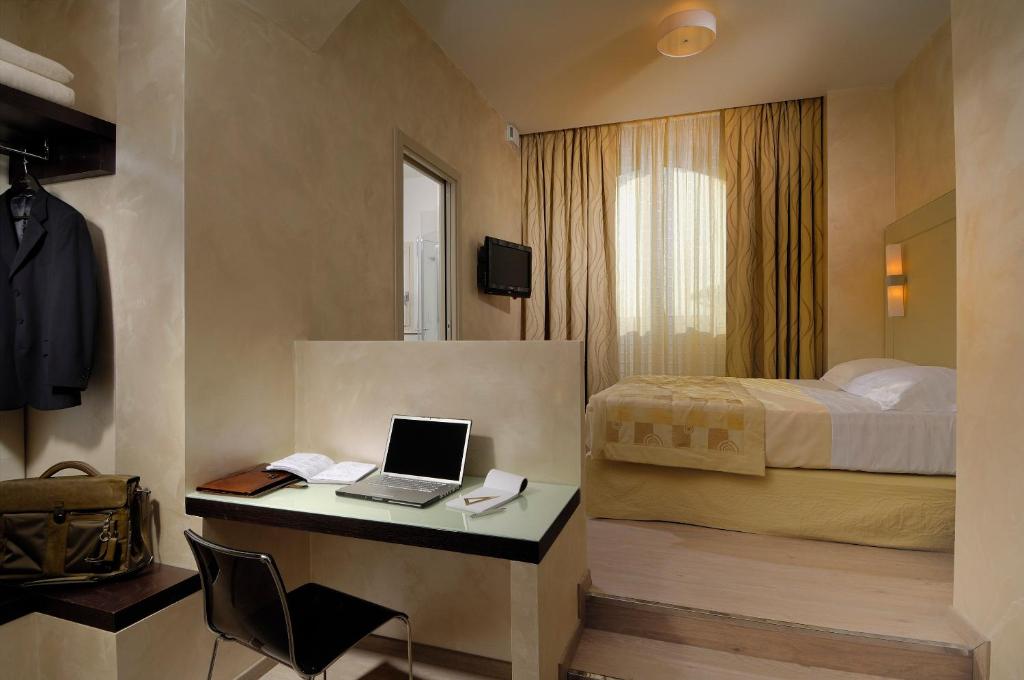 Televízia a/alebo spoločenská miestnosť v ubytovaní Hotel La Cartiera