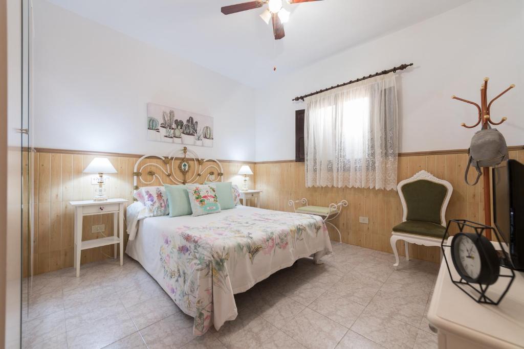 SardinaにあるOcean views "Las Garzas"のベッドルーム1室(ベッド1台、椅子付)