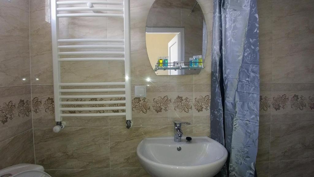 un bagno con lavandino e specchio di Sonya a Ninotsminda