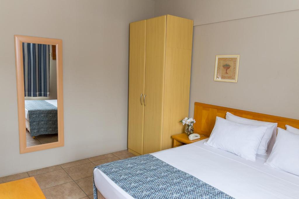 Postel nebo postele na pokoji v ubytování Maria Quitéria Hotel & Flat