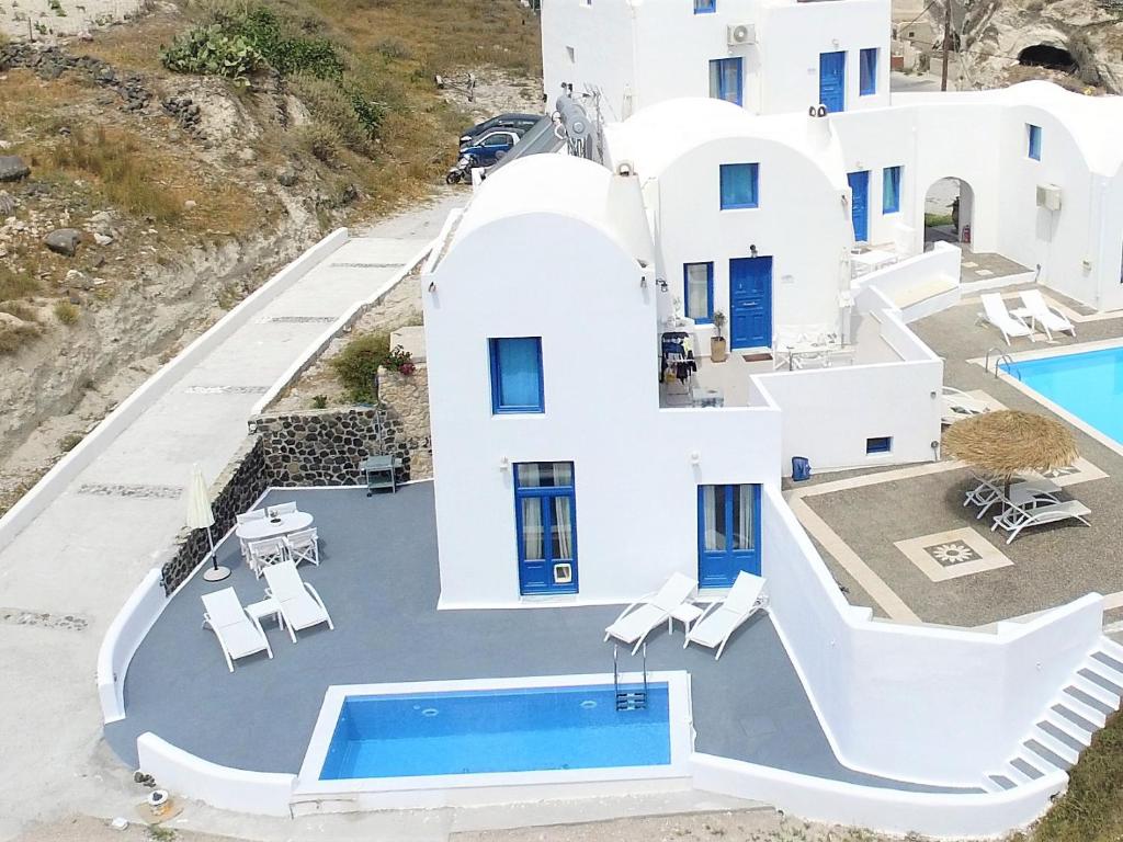 Bazén v ubytování Santorini Traditional Suites nebo v jeho okolí