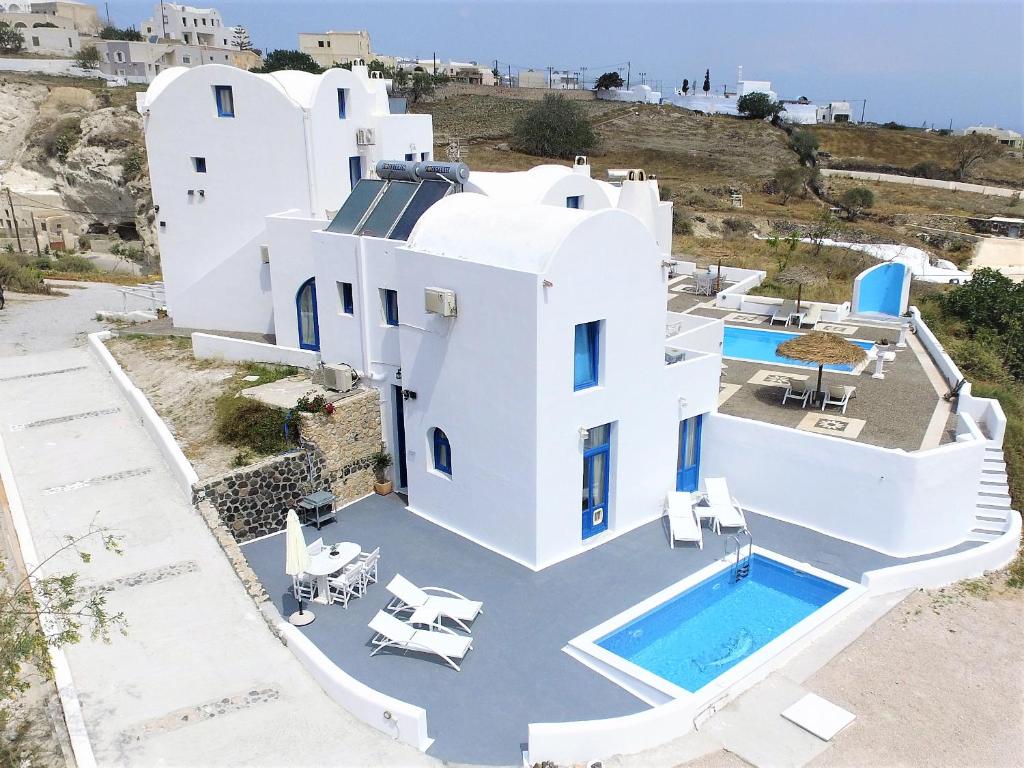 Bazén v ubytování Santorini Traditional Suites nebo v jeho okolí