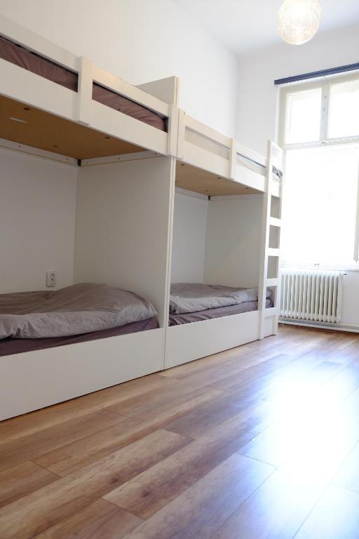 Lovecroatia Zagreb - 'Pax nest' - 男性宿舍房间的单人床