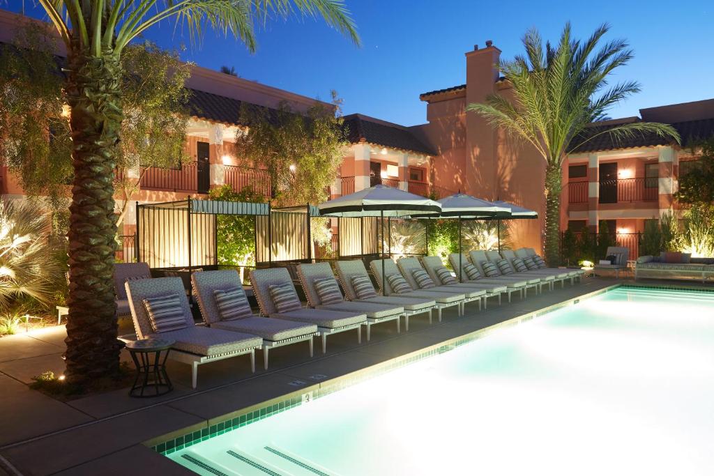 Bazén v ubytování Sands Hotel and Spa nebo v jeho okolí