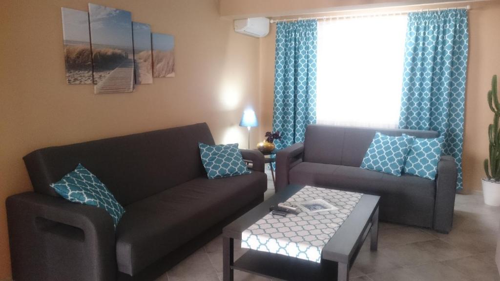 salon z kanapą i stołem w obiekcie Apartment Joanna Grau de Gandia w mieście Los Mártires
