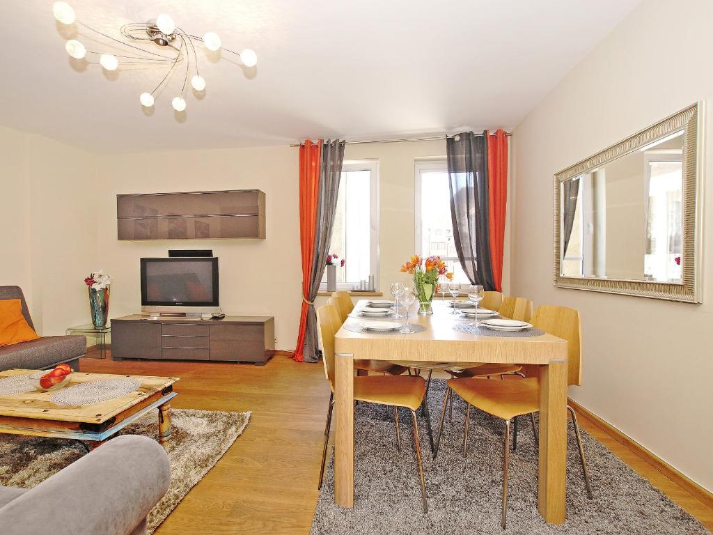 Televízia a/alebo spoločenská miestnosť v ubytovaní Apartament Kameralny nad Motławą
