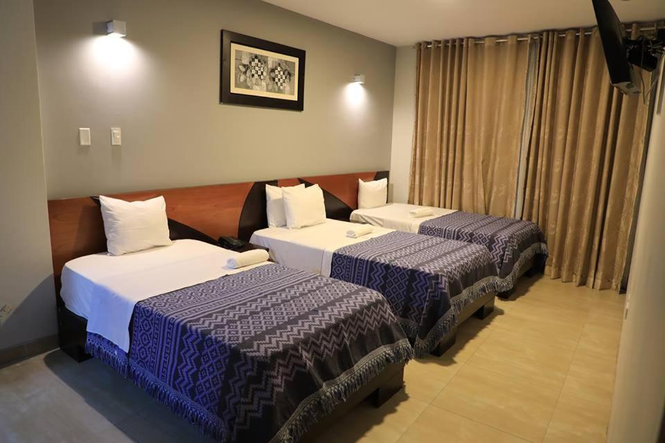 una habitación de hotel con dos camas en una habitación en Hotel Vicente de la Vega, en Chiclayo