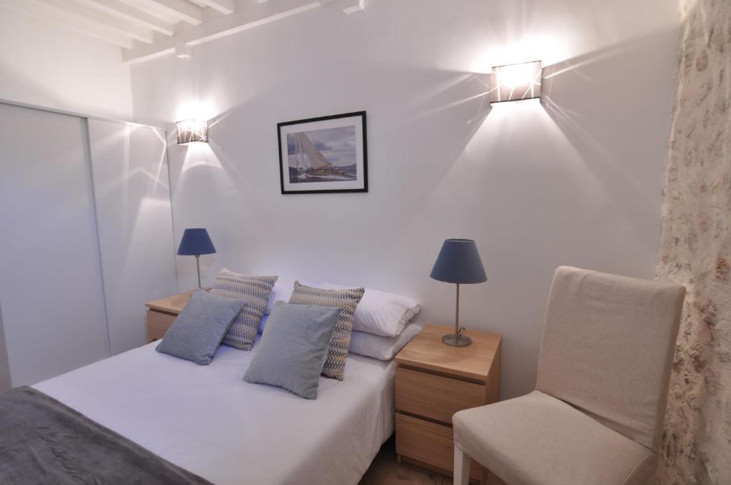 アンティーブにあるBeautiful one-bedroom apartment -StayInAntibes - Picasso 2の白いベッドルーム(ベッド1台、椅子付)