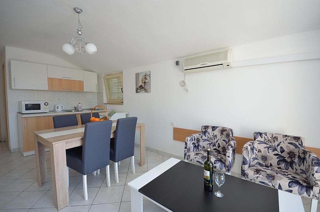 Kuchyň nebo kuchyňský kout v ubytování Apartmani Ana