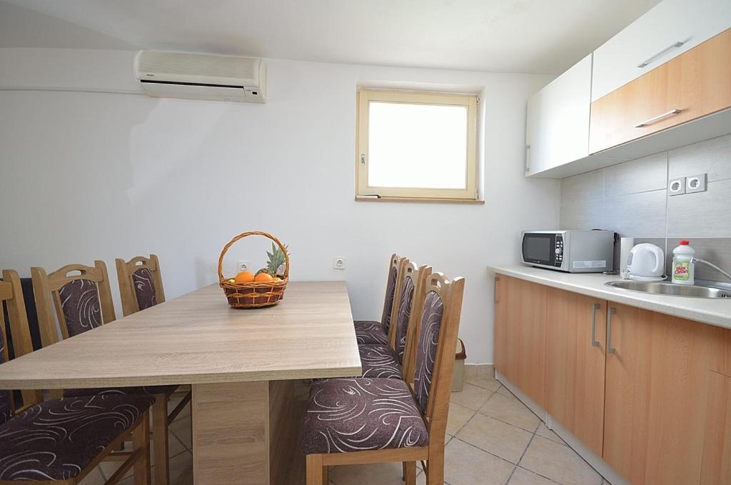 Kuchyň nebo kuchyňský kout v ubytování Apartmani Ana