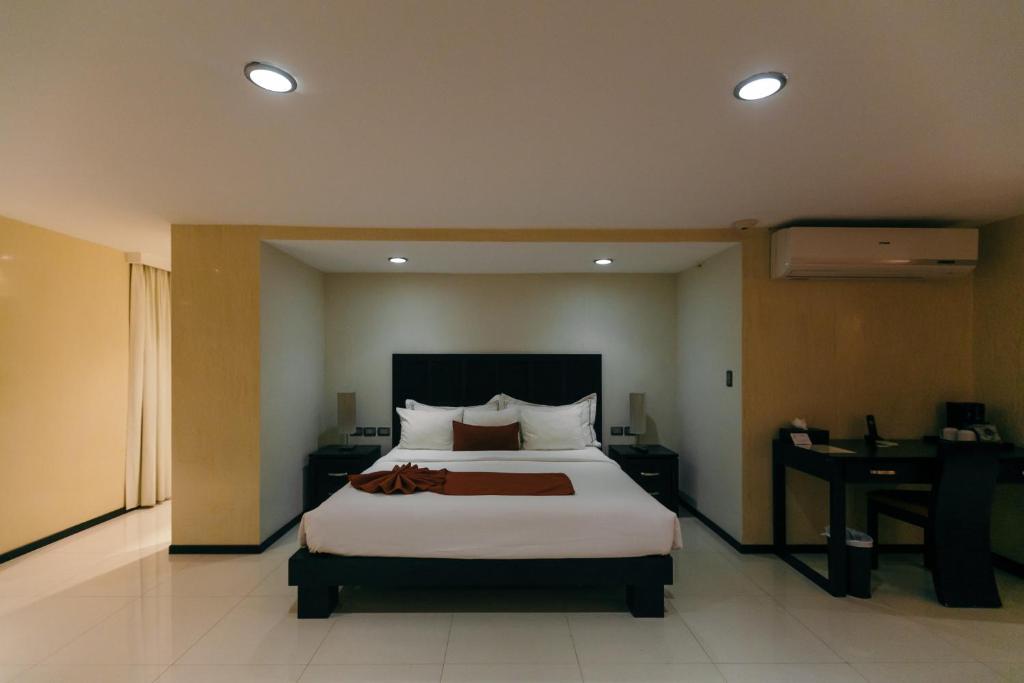 Postel nebo postele na pokoji v ubytování Hotel El Español Paseo de Montejo