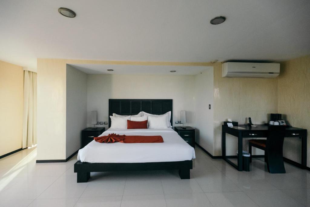 Postel nebo postele na pokoji v ubytování Hotel El Español Paseo de Montejo