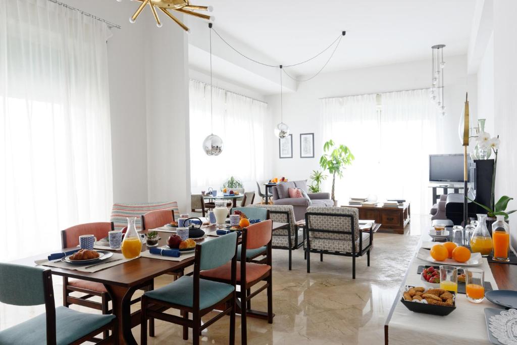 una sala de estar con una mesa con comida. en B&B Questa casa non e'un albergo en Palermo